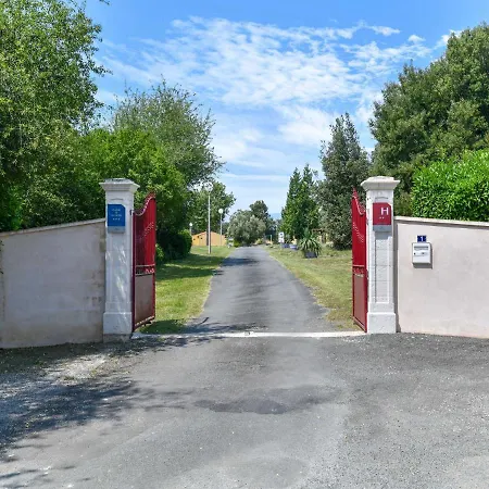 Inviting Holiday In Saint-savinien With Jacuzzi Casa de Férias Saint-Savinien