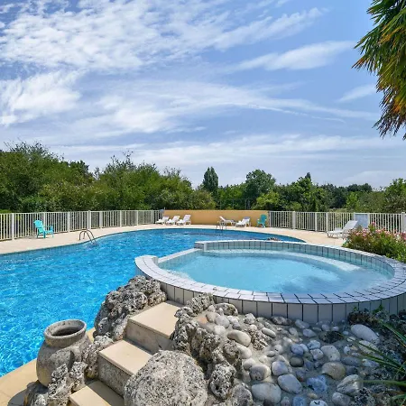 Inviting Holiday In Saint-savinien With Jacuzzi Casa de Férias Saint-Savinien